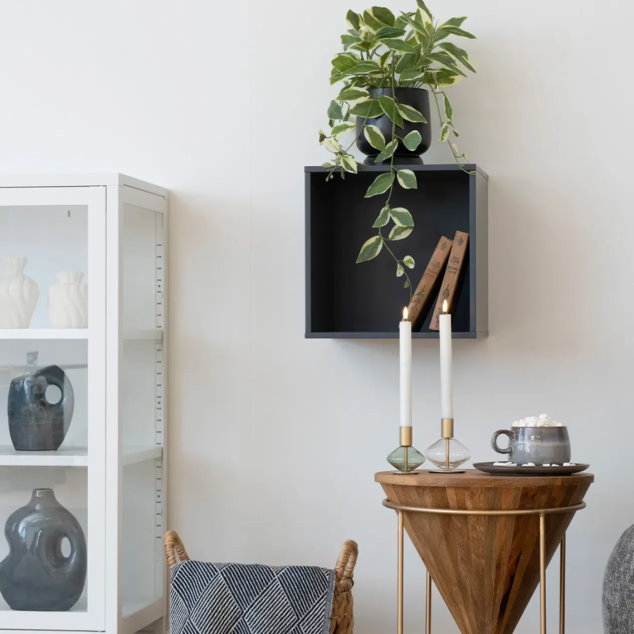 Wandplank vierkant donkergrijs Frenkie