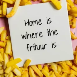 Wandtegel Home is where the frituur is